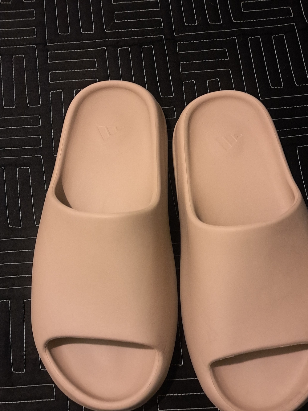 Yeezy Foam RNR - Carbon - Picture 6 of 8